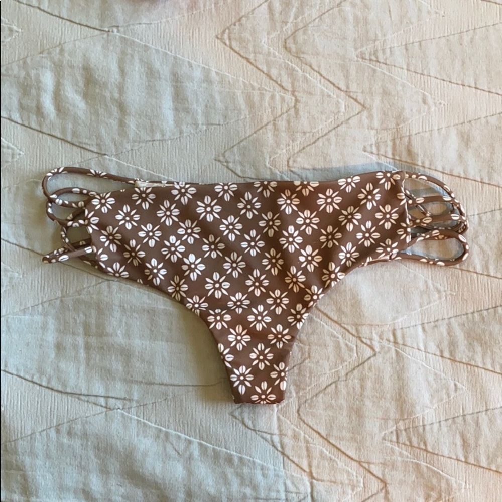 Acacia Molokai Bottoms in Daisy Block